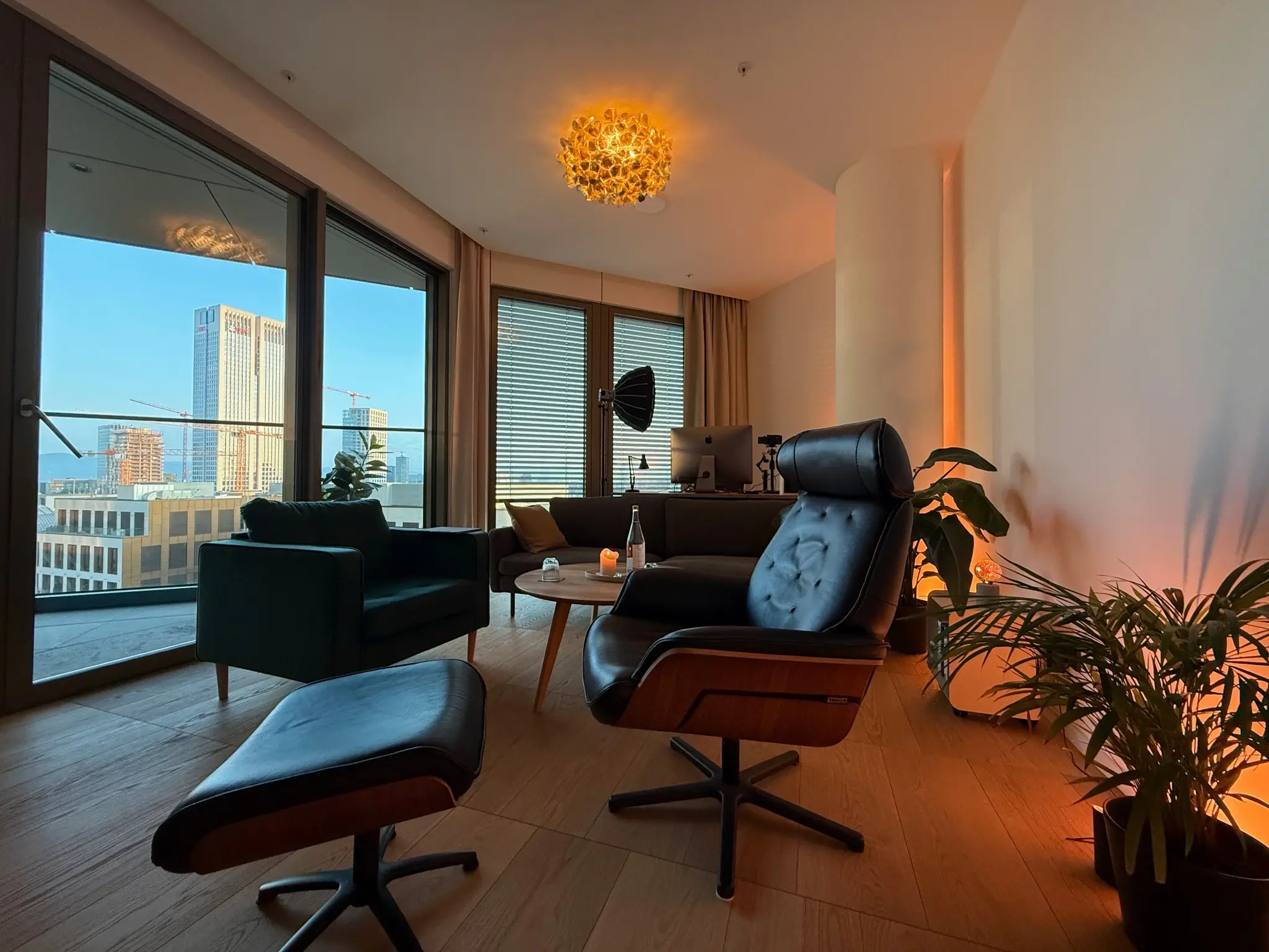 Warmer Praxisraum mit Stadtblick in Frankfurt